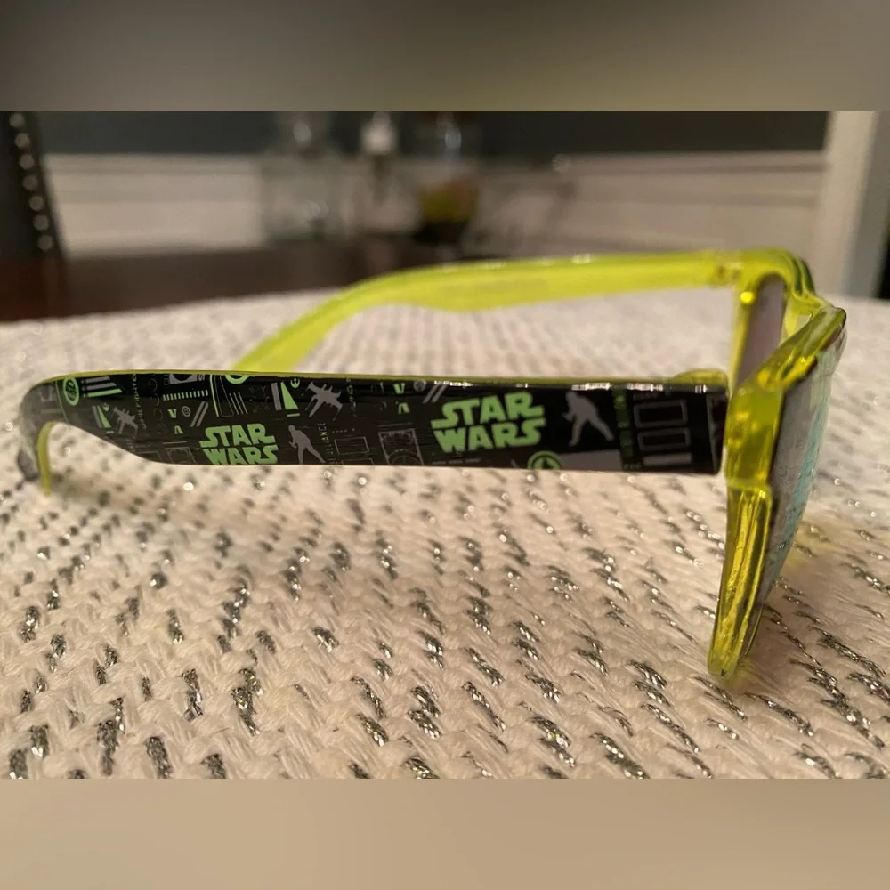 Star Wars kids sunglasses 😎 with protective carry bag and cleaning cloth
